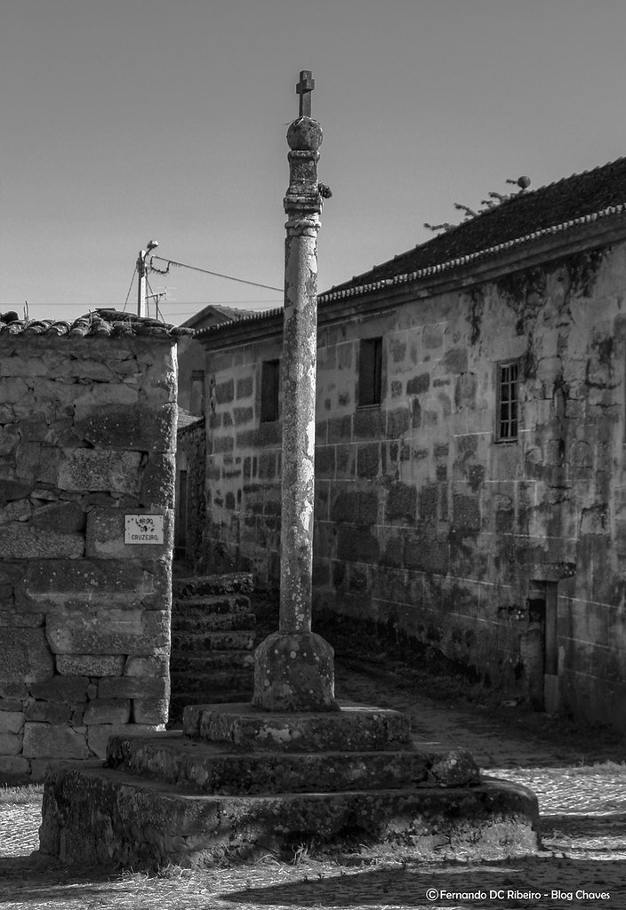 Cruzeiro em granito de Sanfins da Castanheira